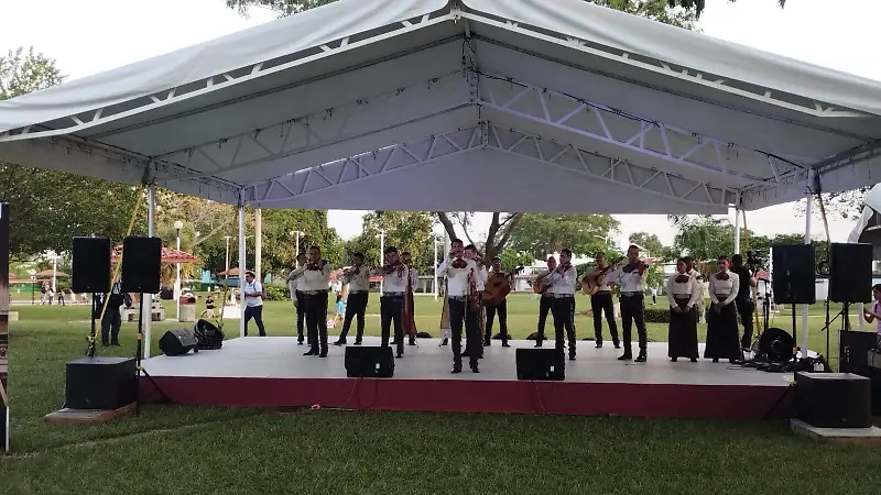 El mariachi de la Marina interpretando una melodía